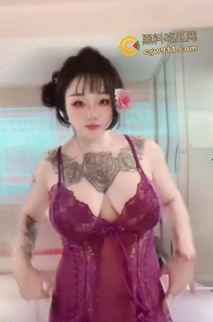 东南亚精神小妹龙争虎斗，拥有巨乳因鸡巴小，只能口交却不能乳交！深喉拉丝口水，舌头拔出丝连成河！