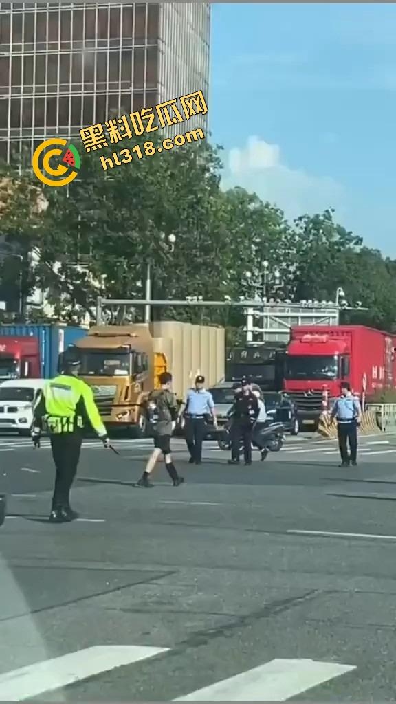 东莞中堂街头真人炸鸡秀,大哥背炸弹变身爆破鬼才堵路,手握军刺装狠,警方现场上演爆头大戏!
