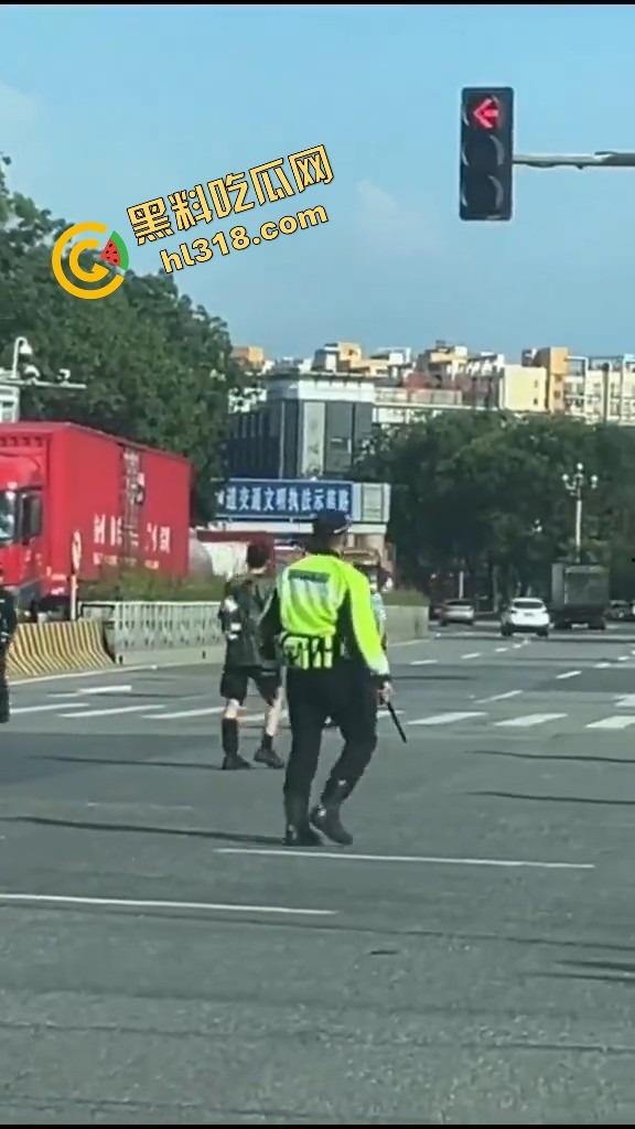 东莞中堂街头真人炸鸡秀,大哥背炸弹变身爆破鬼才堵路,手握军刺装狠,警方现场上演爆头大戏!