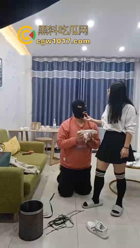 不良小妹调教自己的肥宅男奴,暴力美学性爱,舔鞋舔脚都是基本操作,小胖狗乖乖的听话只为得到女主人的怜悯!