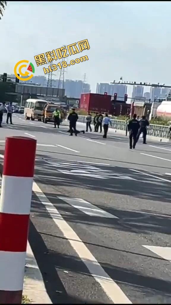 东莞中堂街头真人炸鸡秀,大哥背炸弹变身爆破鬼才堵路,手握军刺装狠,警方现场上演爆头大戏!