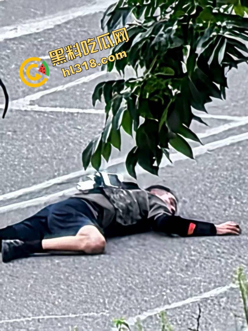 东莞中堂街头真人炸鸡秀,大哥背炸弹变身爆破鬼才堵路,手握军刺装狠,警方现场上演爆头大戏!