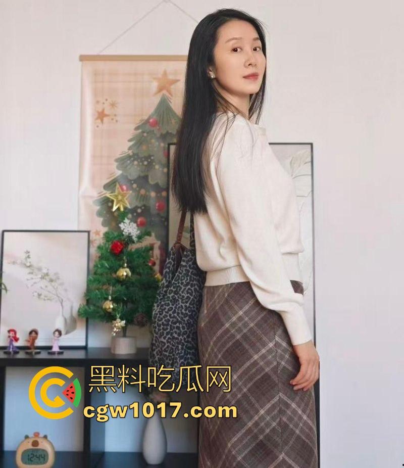 跟大嫂的刺激偷情,后入式暴操嫂子肥臀,嫂子爽到在前面大声的叫着直喊姐夫,这身材操起来真爽!