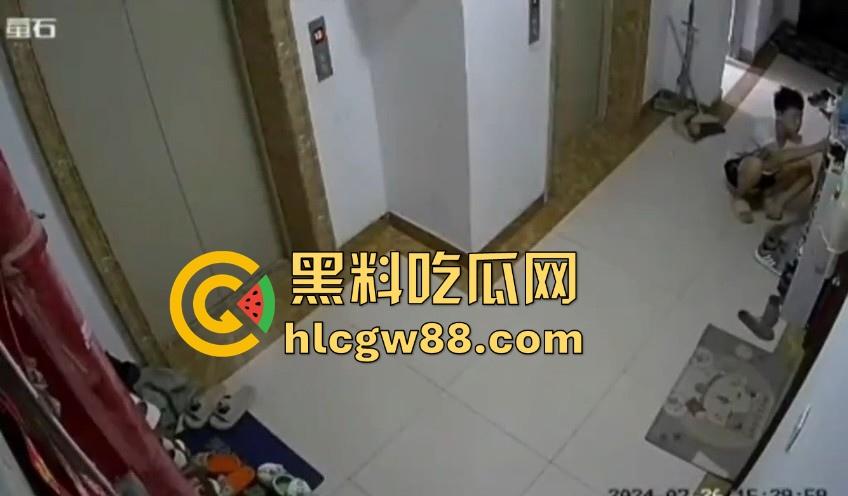 变态群友的分享!湖南脚控小哥去偷盗楼下小姐姐的的美鞋用来吃饭 脚控到已经病态 内容炸裂!