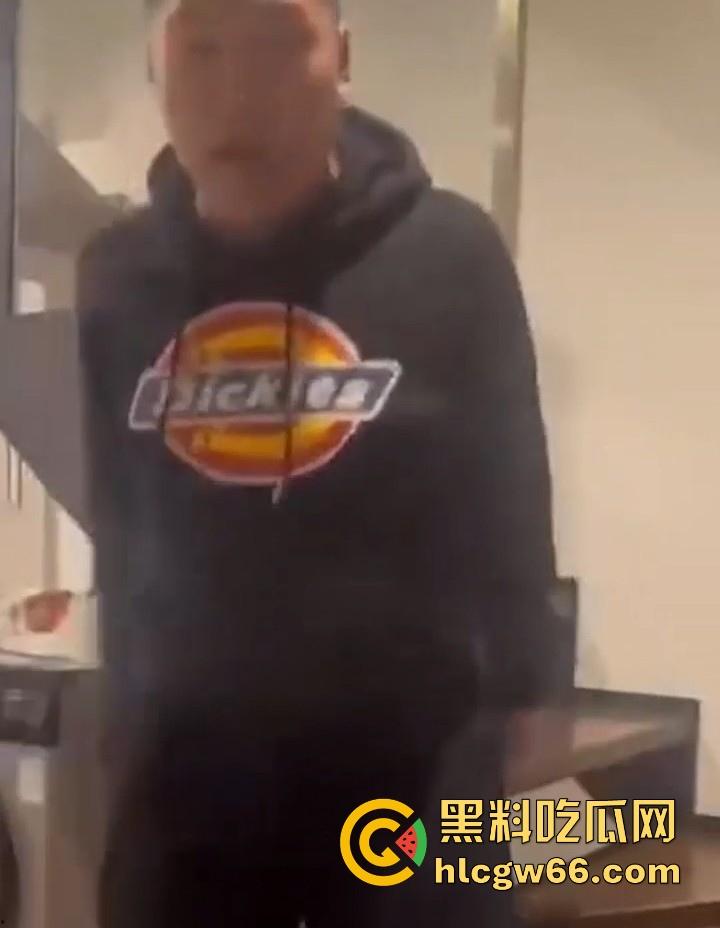 傻逼朋友又少了一个 小伙子马尿喝多了 即兴表演跳楼 丝毫不犹豫一跃而下！