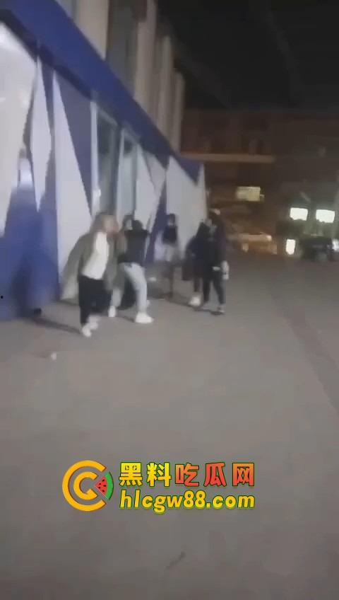 哈尔滨精神小伙大战精神小妹,化最丑的妆打最狠的架,地上全是血,社会摇直接进化成血战街头!