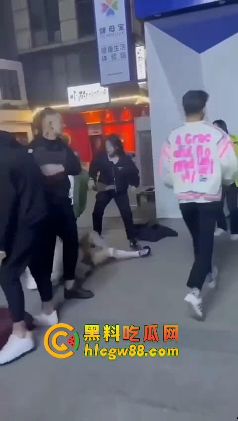 哈尔滨精神小伙大战精神小妹,化最丑的妆打最狠的架,地上全是血,社会摇直接进化成血战街头!