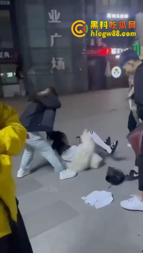 哈尔滨精神小伙大战精神小妹,化最丑的妆打最狠的架,地上全是血,社会摇直接进化成血战街头!