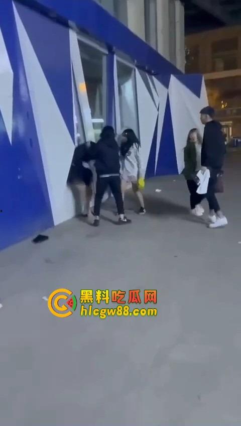 哈尔滨精神小伙大战精神小妹,化最丑的妆打最狠的架,地上全是血,社会摇直接进化成血战街头!