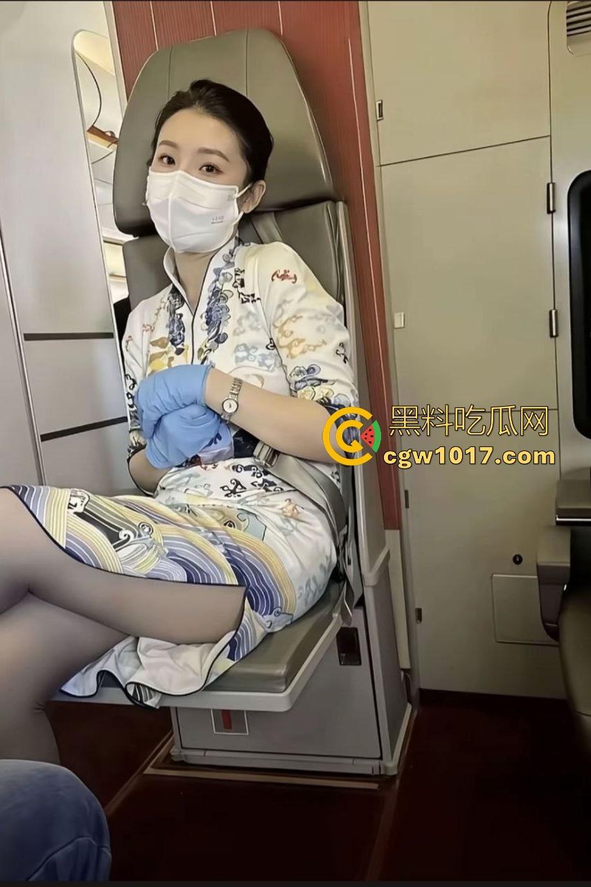 身边同事都卖淫，那我也卖！海航萝莉空姐飞机上露丝袜美脚，厕所摸奶撒尿杯中献男奴，勾引乘客下机就开操！