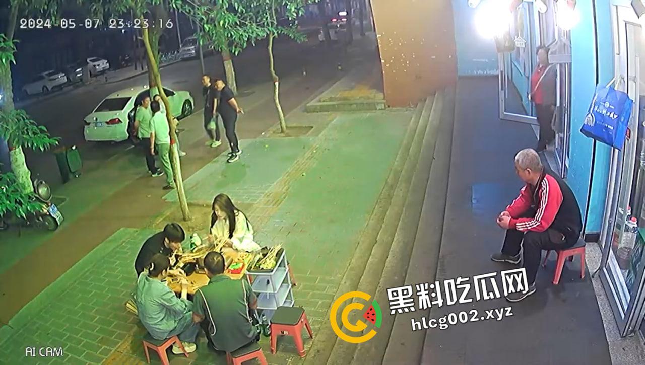 陕西宝鸡串串香 男子被刺大腿动脉 血喷流尽身亡 现场视频流出