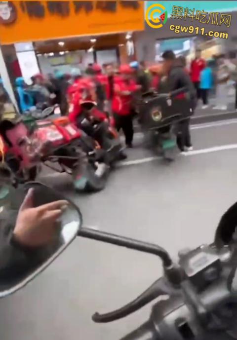 饿了么VS京东外卖，美团骑手围观助威，街头冲突真实拍摄，一群人扭打在一团，混乱场面震撼人心 ！