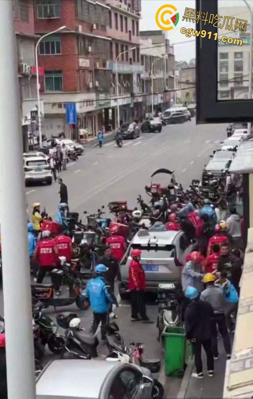 饿了么VS京东外卖,美团骑手围观助威,街头冲突真实拍摄,一群人扭打在一团,混乱场面震撼人心 !