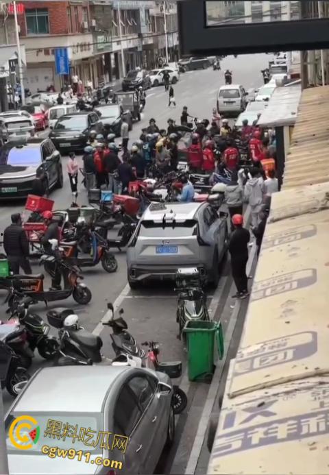 饿了么VS京东外卖,美团骑手围观助威,街头冲突真实拍摄,一群人扭打在一团,混乱场面震撼人心 !
