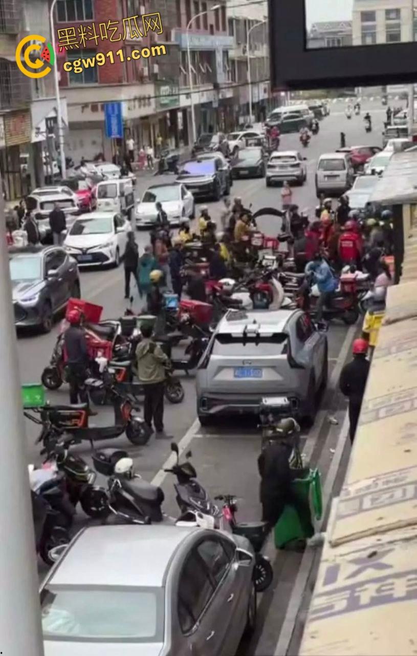 饿了么VS京东外卖,美团骑手围观助威,街头冲突真实拍摄,一群人扭打在一团,混乱场面震撼人心 !