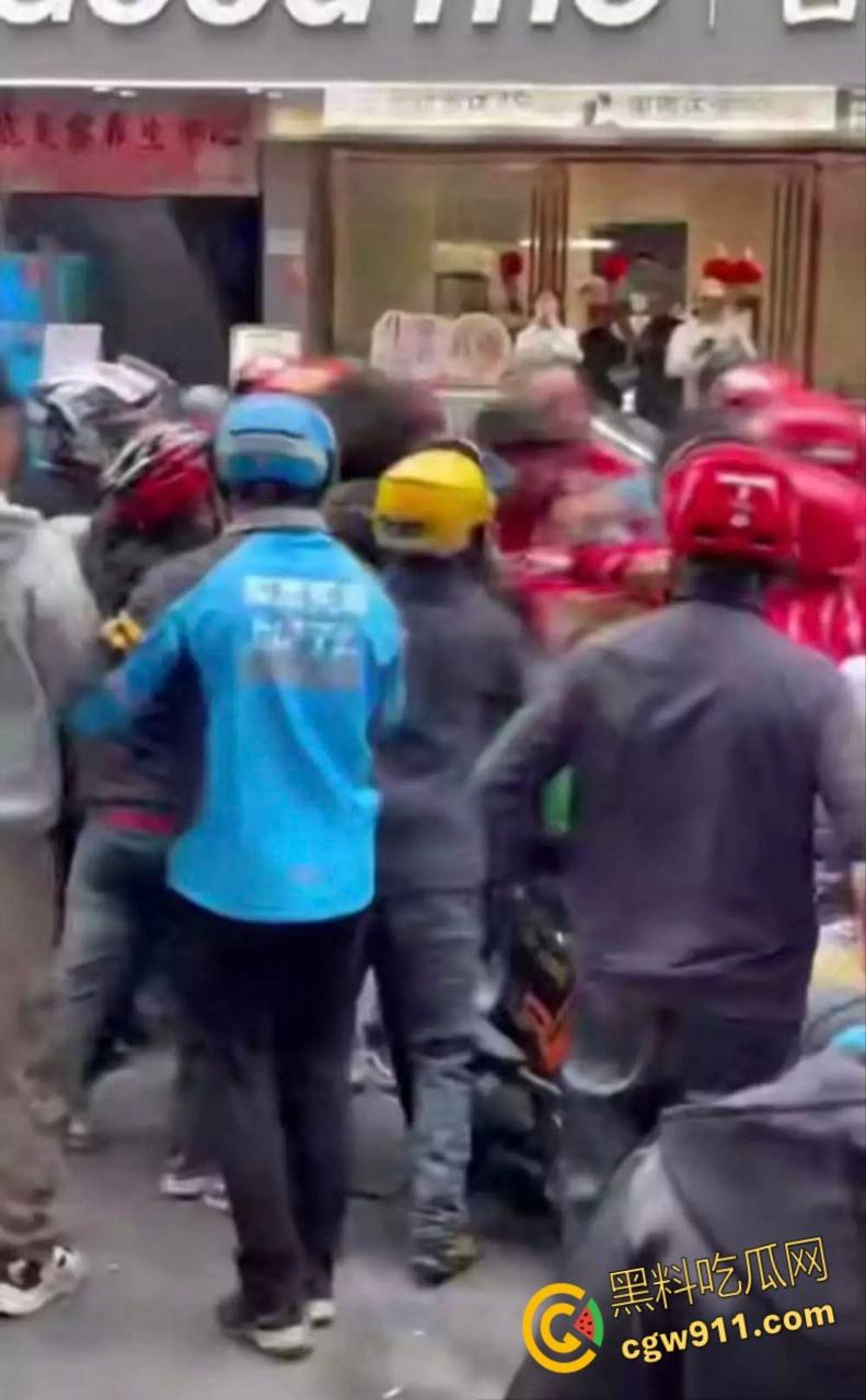 饿了么VS京东外卖,美团骑手围观助威,街头冲突真实拍摄,一群人扭打在一团,混乱场面震撼人心 !