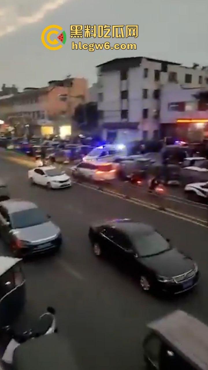 河南平顶山宝丰县奥迪变坦克疯狂碾压路人 四小学校多名学生受伤 家长崩溃场面失控 现场实拍流出