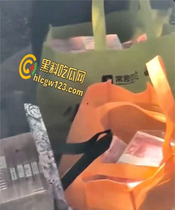 宝马哥豪掷300万现金街头撒钱,霸气扬言买奔驰砸烂,钞票狂舞撩爆全场!