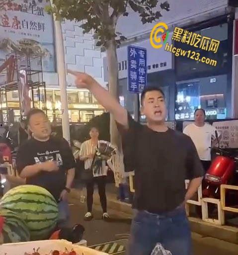 宝马哥豪掷300万现金街头撒钱,霸气扬言买奔驰砸烂,钞票狂舞撩爆全场!