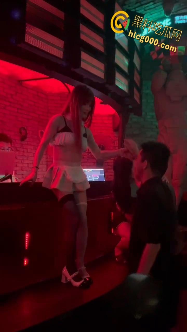 长沙酒吧爽翻天！嗨歌劲爆短裙热舞，亲嘴摸奶擦边撩骚，夜生活还得看长沙，都摸屌了这谁忍得住 ?