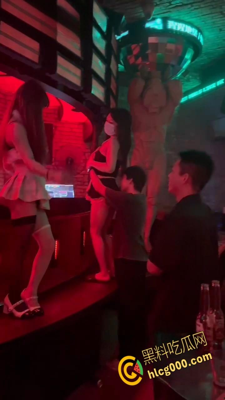 长沙酒吧爽翻天!嗨歌劲爆短裙热舞,亲嘴摸奶擦边撩骚,夜生活还得看长沙,都摸屌了这谁忍得住 ?