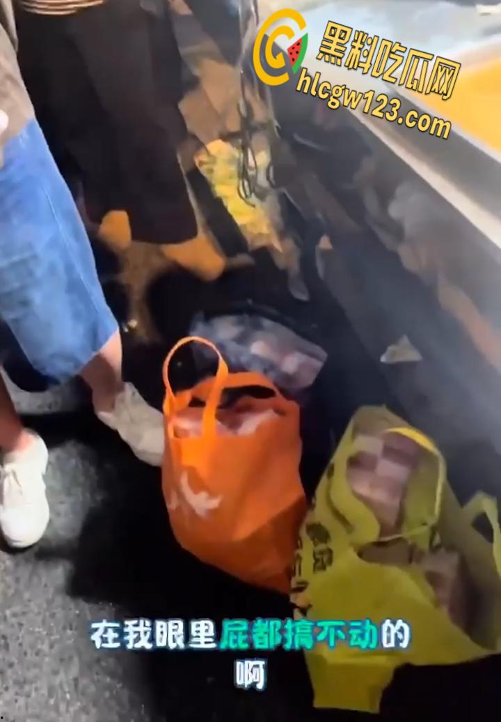 宝马哥豪掷300万现金街头撒钱,霸气扬言买奔驰砸烂,钞票狂舞撩爆全场!