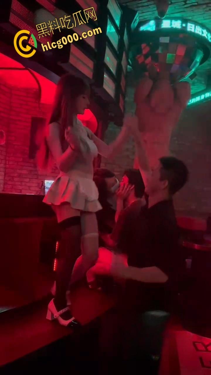 长沙酒吧爽翻天!嗨歌劲爆短裙热舞,亲嘴摸奶擦边撩骚,夜生活还得看长沙,都摸屌了这谁忍得住 ?