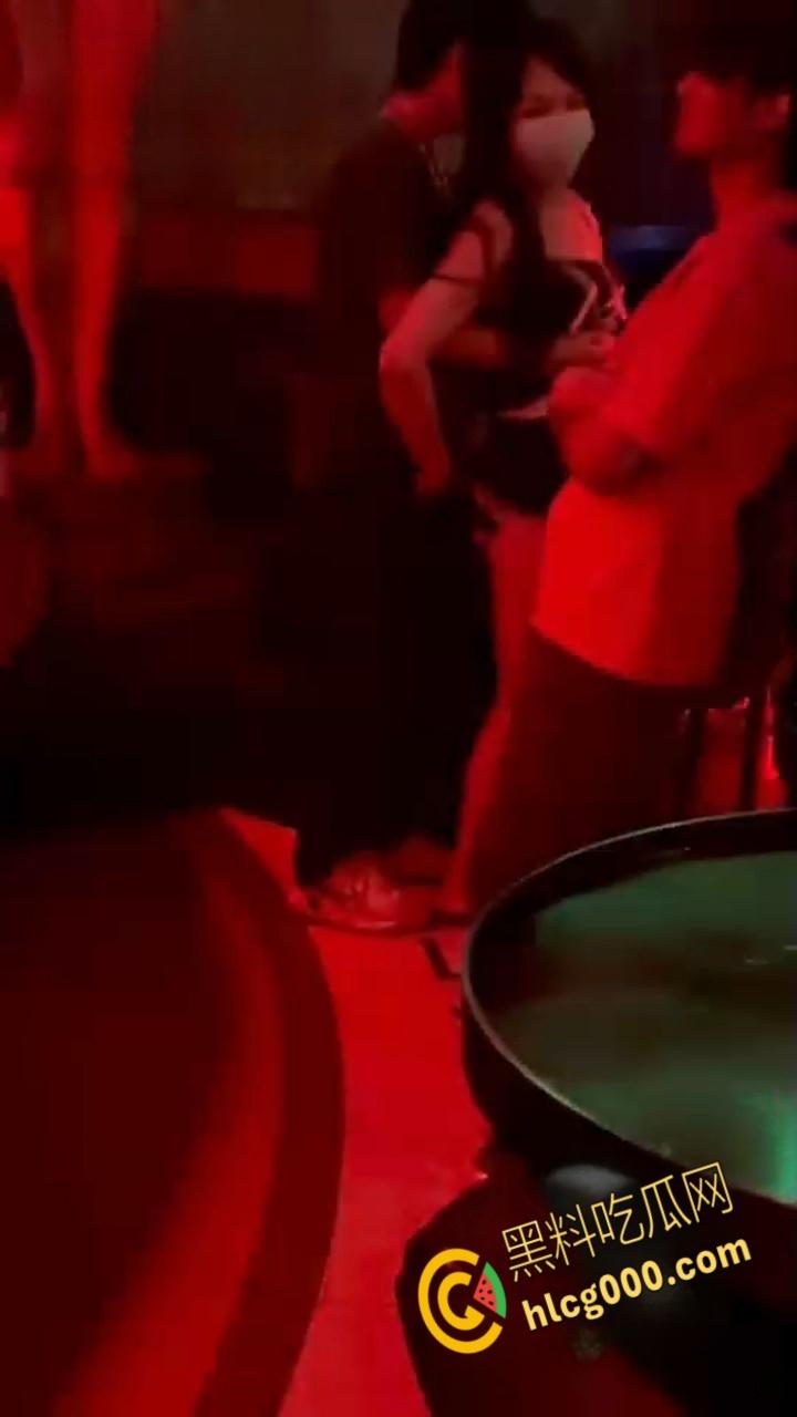 长沙酒吧爽翻天!嗨歌劲爆短裙热舞,亲嘴摸奶擦边撩骚,夜生活还得看长沙,都摸屌了这谁忍得住 ?