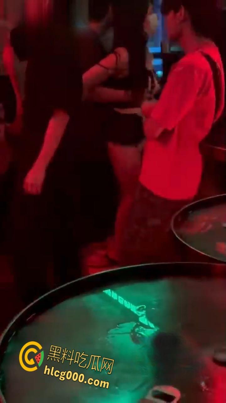 长沙酒吧爽翻天!嗨歌劲爆短裙热舞,亲嘴摸奶擦边撩骚,夜生活还得看长沙,都摸屌了这谁忍得住 ?