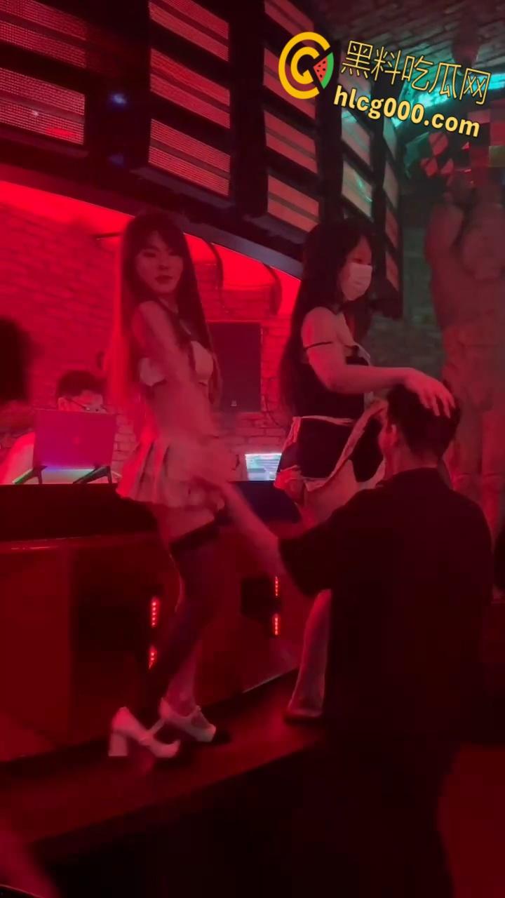 长沙酒吧爽翻天!嗨歌劲爆短裙热舞,亲嘴摸奶擦边撩骚,夜生活还得看长沙,都摸屌了这谁忍得住 ?