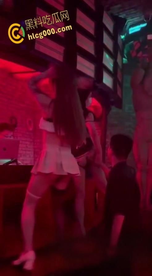 长沙酒吧爽翻天!嗨歌劲爆短裙热舞,亲嘴摸奶擦边撩骚,夜生活还得看长沙,都摸屌了这谁忍得住 ?