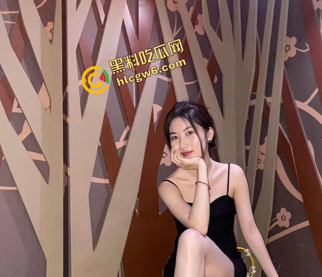 北京通州宋庄区小巷子骚逼鸡婆『周媛』粉穴贱逼3张就能操!口爱单男后操爆怼骚臀!原创独家流出!