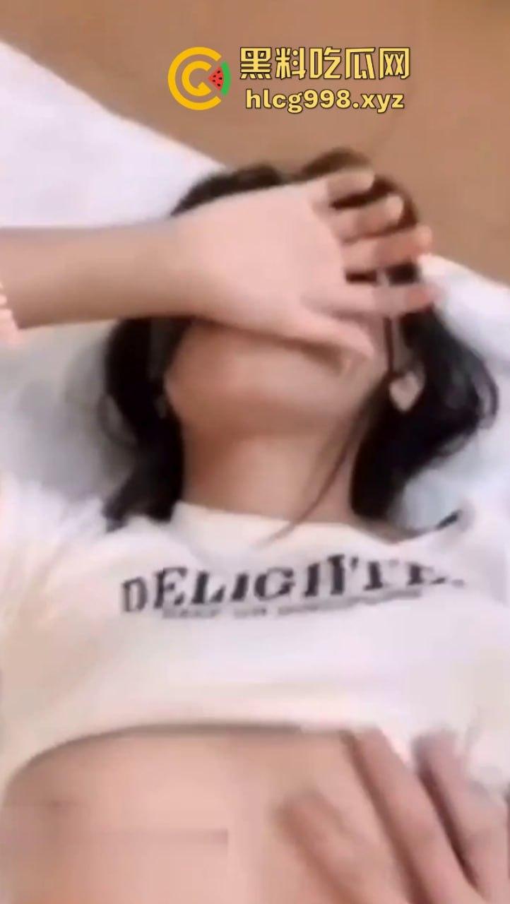 华中师范大学清纯学生妹【张静】无力偿还网贷被迫出卖自己的第一次与猥琐大叔 聊天记录破处视频曝光!