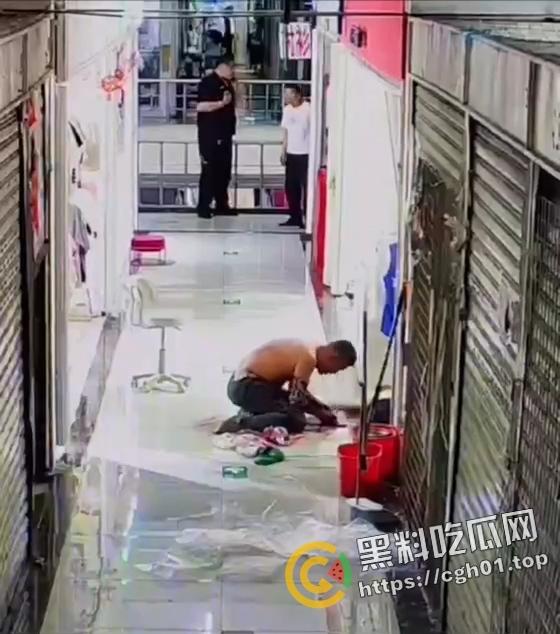 血腥慎入！男人杀掉妻子后自杀 自己身上都被划烂了还不停 现场监控视频流出