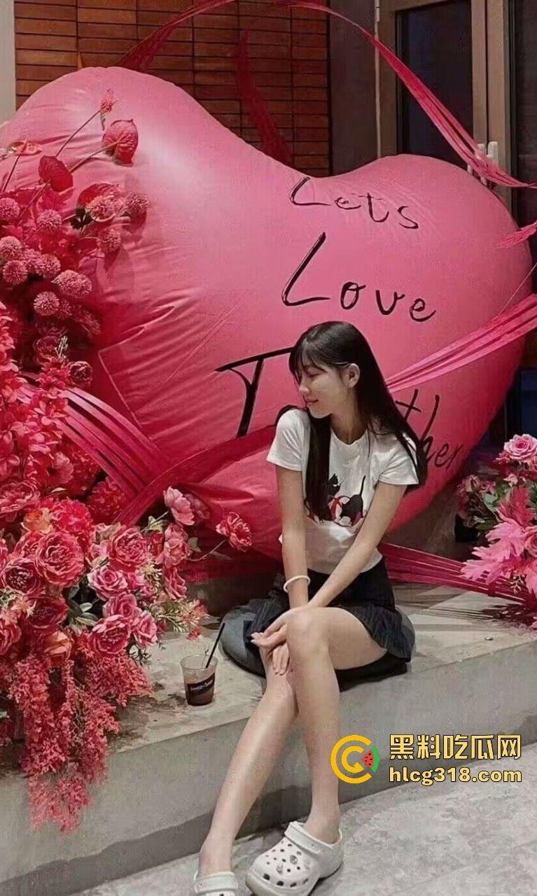 反差女友【刘依云】被男友偷拍抓屁股，正面操丰满奶子大，还害羞不敢露脸，实则骚逼！