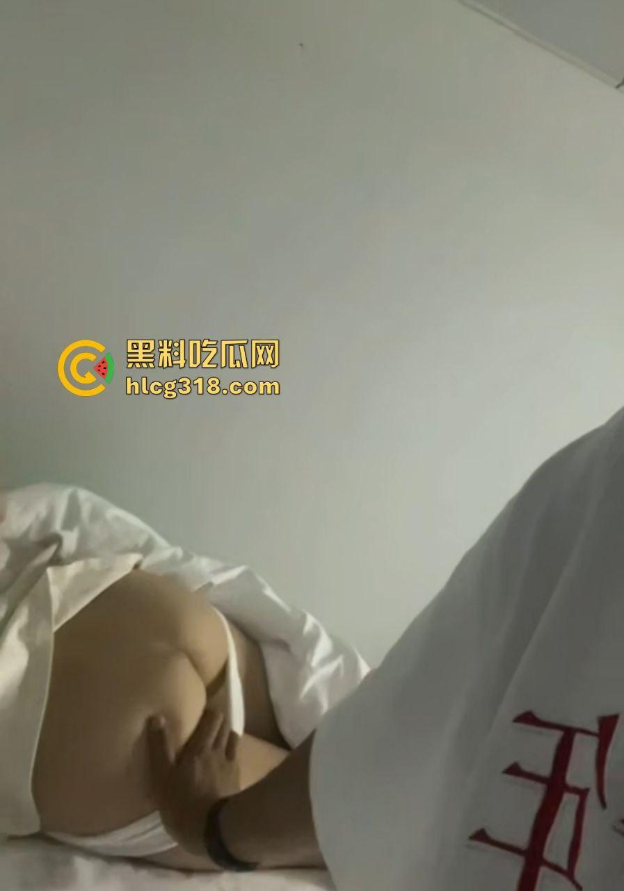 反差女友【刘依云】被男友偷拍抓屁股,正面操丰满奶子大,还害羞不敢露脸,实则骚逼!