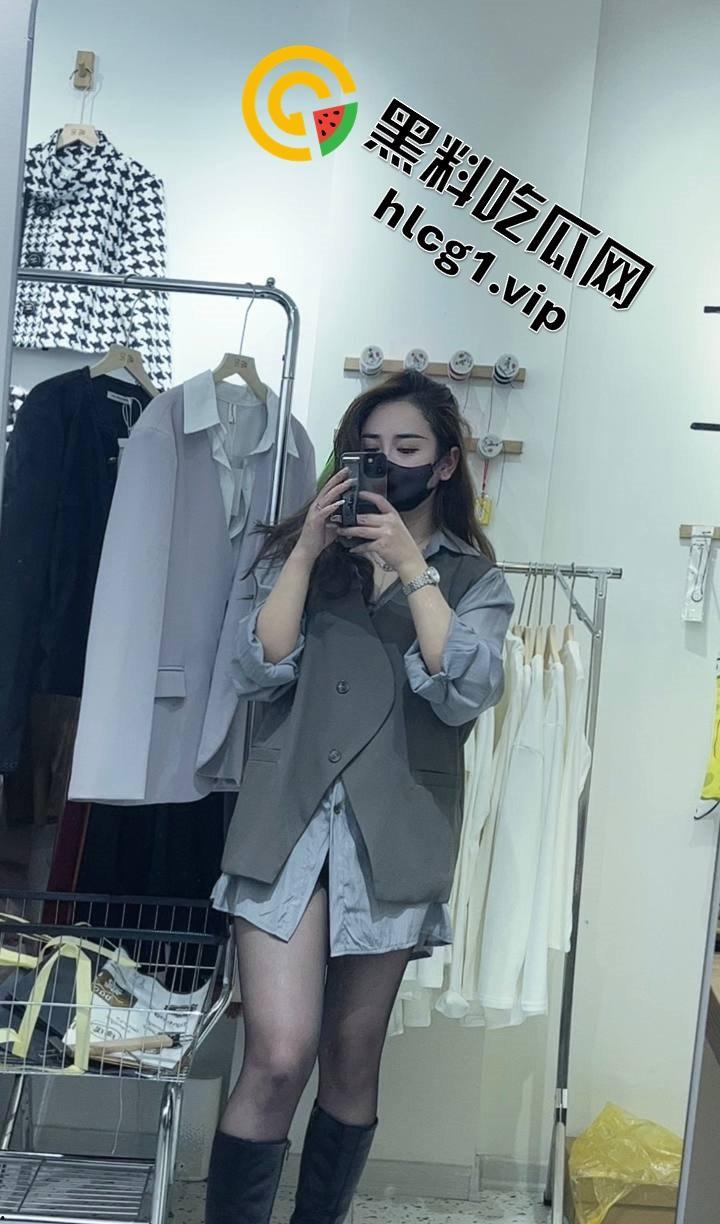 服装店老板娘遭男友无耻曝光！私密照外流引热议，身材火辣成焦点！