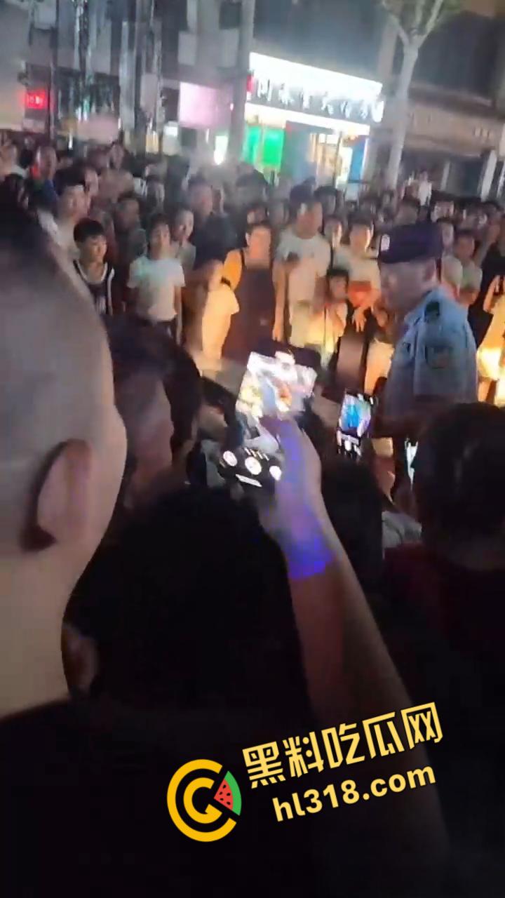 济源原配怒堵马路抓小三,男主和小三躲在车里不出来,吃瓜群众怒怼小三,交警现场调解 !