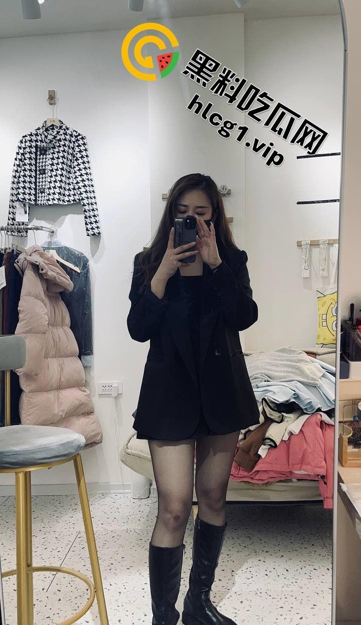 服装店老板娘遭男友无耻曝光!私密照外流引热议,身材火辣成焦点!