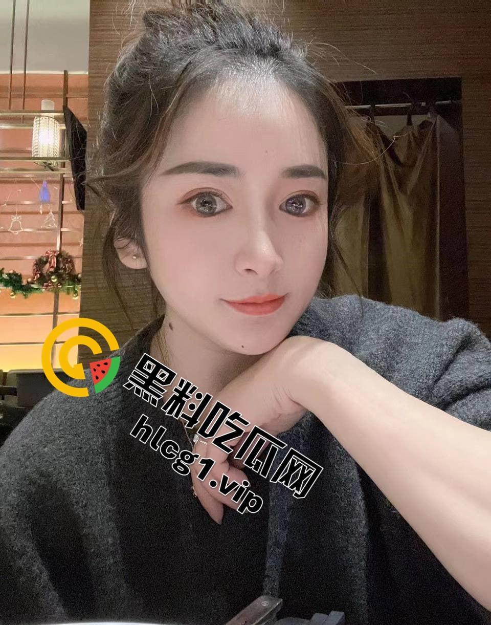 服装店老板娘遭男友无耻曝光!私密照外流引热议,身材火辣成焦点!