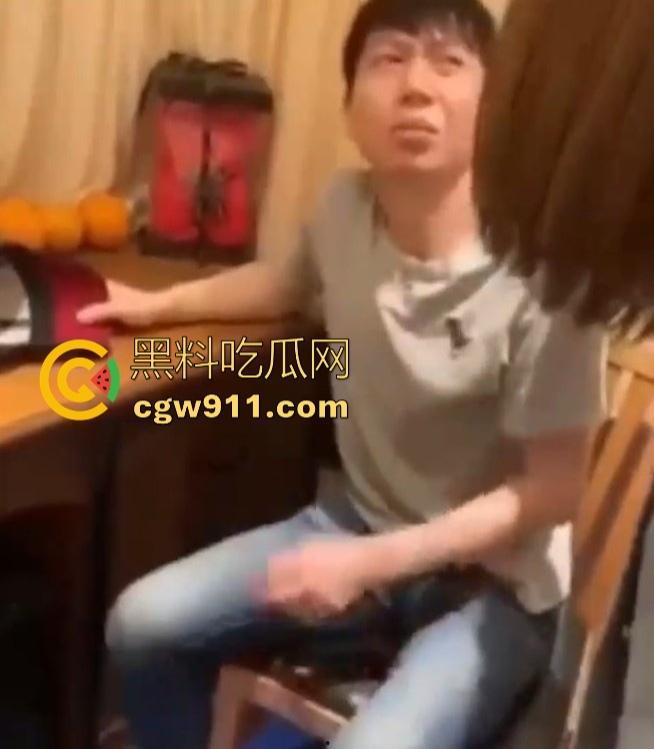 香港下头男嫖娼不给钱,竟然还一次性叫两个玩双飞,被小姐暴打扇耳光,反正都是一顿打直接双飞真会算啊!