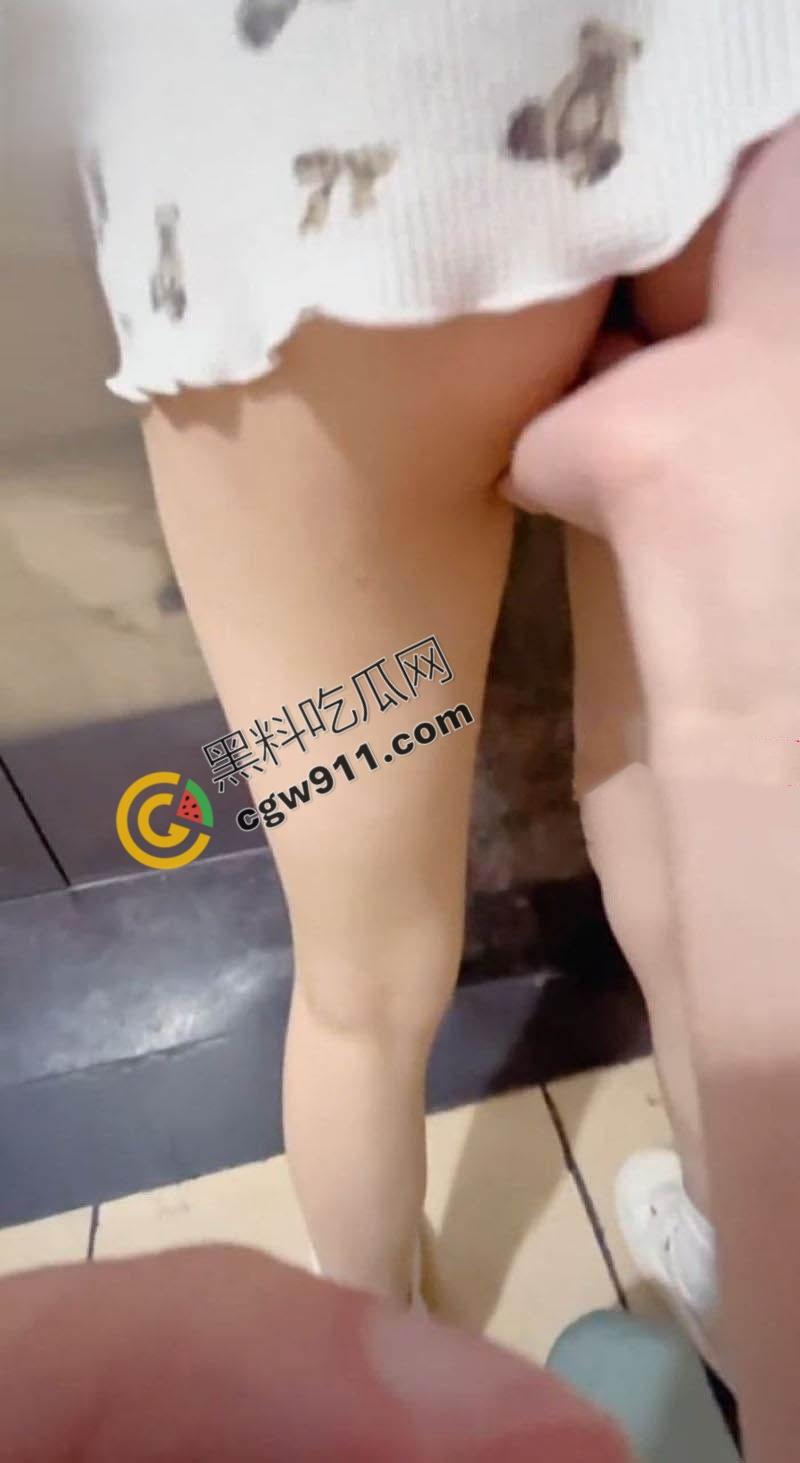 海角大神与妹妹乱伦新作:电梯里妹妹小吊带瑟睡衣诱人至极,使劲揉搓后入猛插,浪叫不停!