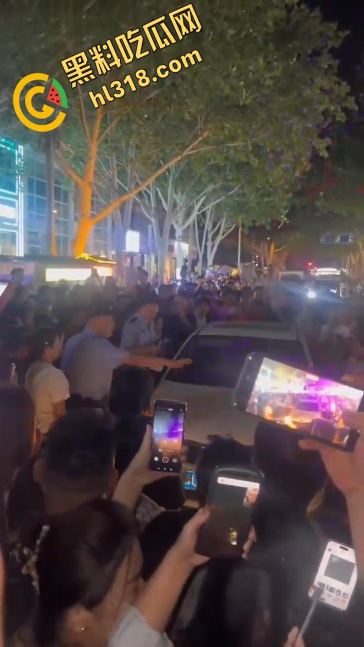 济源原配怒堵马路抓小三,男主和小三躲在车里不出来,吃瓜群众怒怼小三,交警现场调解 !