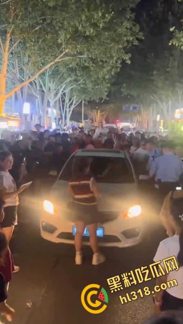 济源原配怒堵马路抓小三,男主和小三躲在车里不出来,吃瓜群众怒怼小三,交警现场调解 !