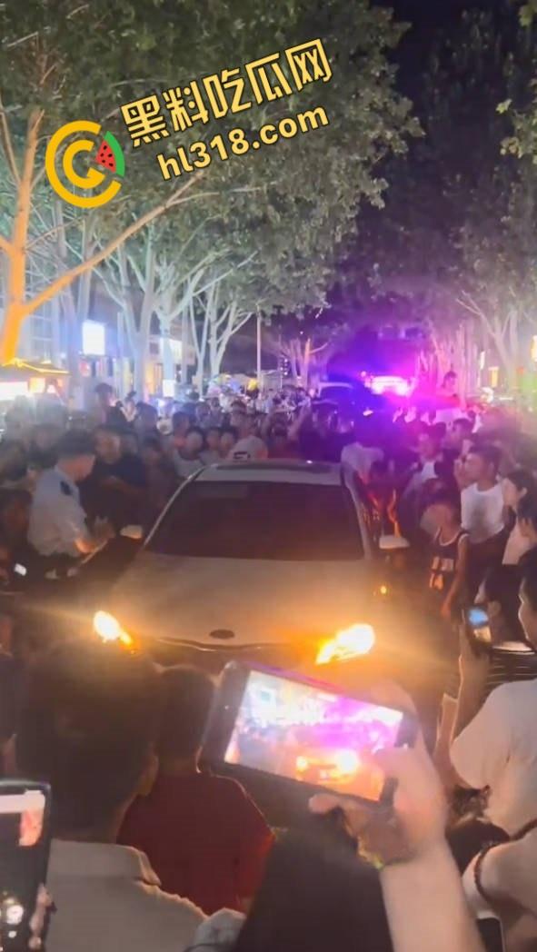 济源原配怒堵马路抓小三,男主和小三躲在车里不出来,吃瓜群众怒怼小三,交警现场调解 !