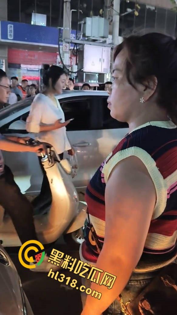 济源原配怒堵马路抓小三,男主和小三躲在车里不出来,吃瓜群众怒怼小三,交警现场调解 !