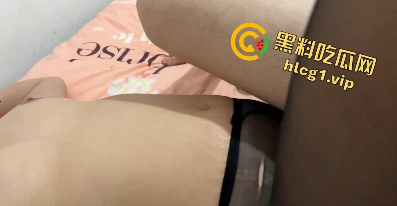 服装店老板娘遭男友无耻曝光!私密照外流引热议,身材火辣成焦点!