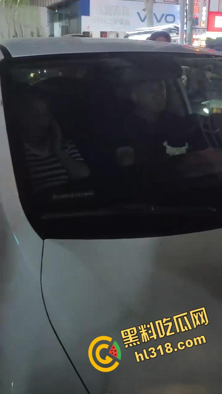 济源原配怒堵马路抓小三,男主和小三躲在车里不出来,吃瓜群众怒怼小三,交警现场调解 !