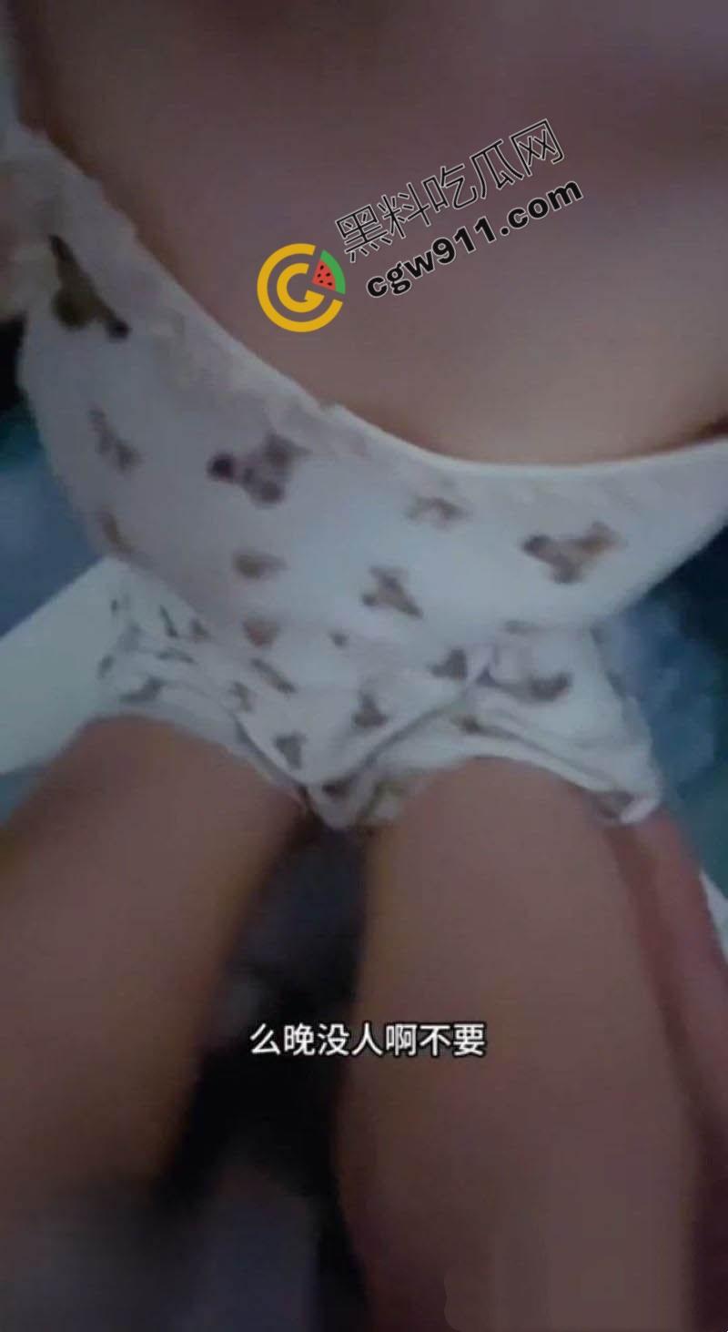 海角大神与妹妹乱伦新作:电梯里妹妹小吊带瑟睡衣诱人至极,使劲揉搓后入猛插,浪叫不停!