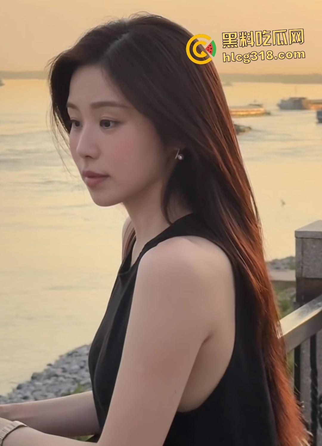 偷情男女深夜在酒店走廊做爱，疯狂后入啪啪声打的整栋楼都听得到，有人听到还以为半夜装修呢！